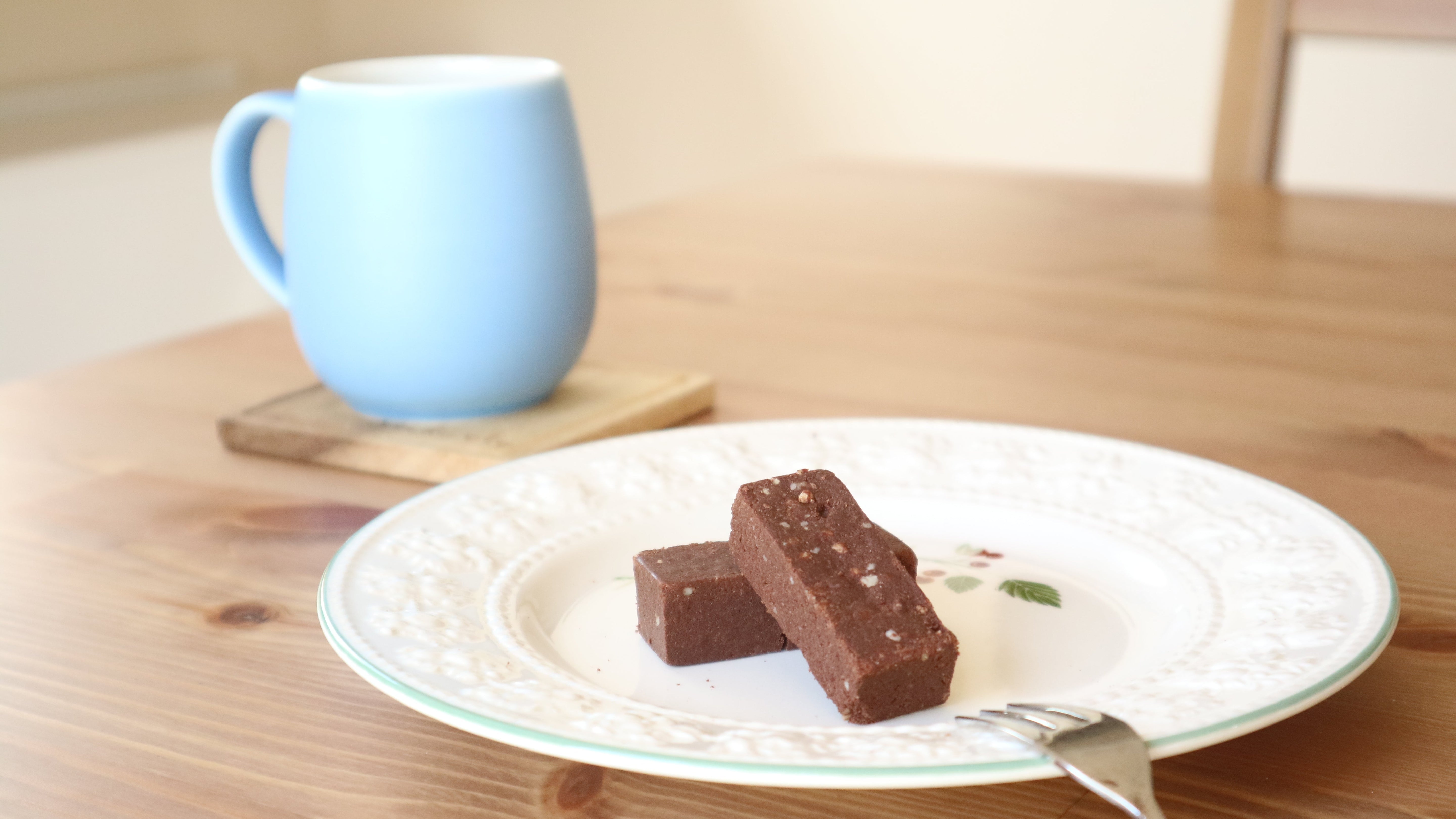 罪悪感ゼロ!スイーツ感覚のプロテインバー「たんぱっくん」ちょこ味を実食レビュー